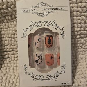 Halloween Themed False Nails in Peach and Light Pink